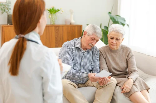 пожилая семейная пара проходит лечение деменции
